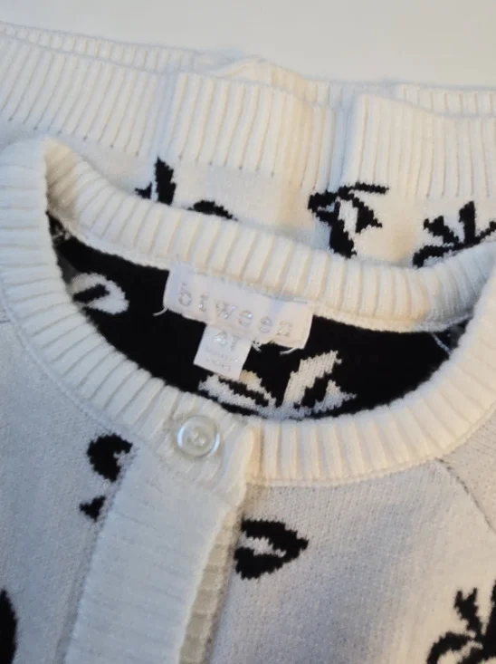 Between Ruffle Bow Cardigan - Picture 4 of 4